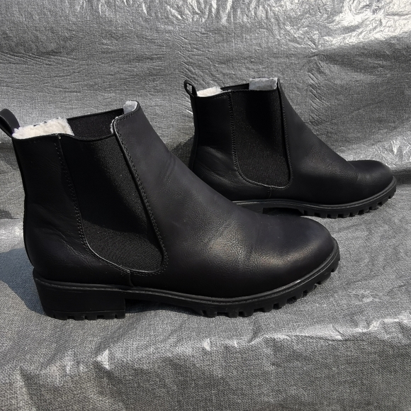 DLG black slip on boots US size 10 elastics side black outer white inside - Picture 4 of 11